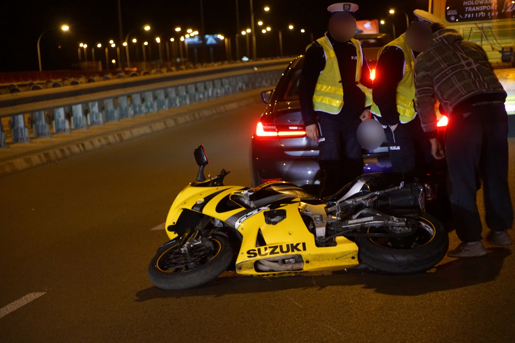 Motocyklista nie wyhamował i wjechał w nieoznakowany radiowóz (zdjęcia, wideo)