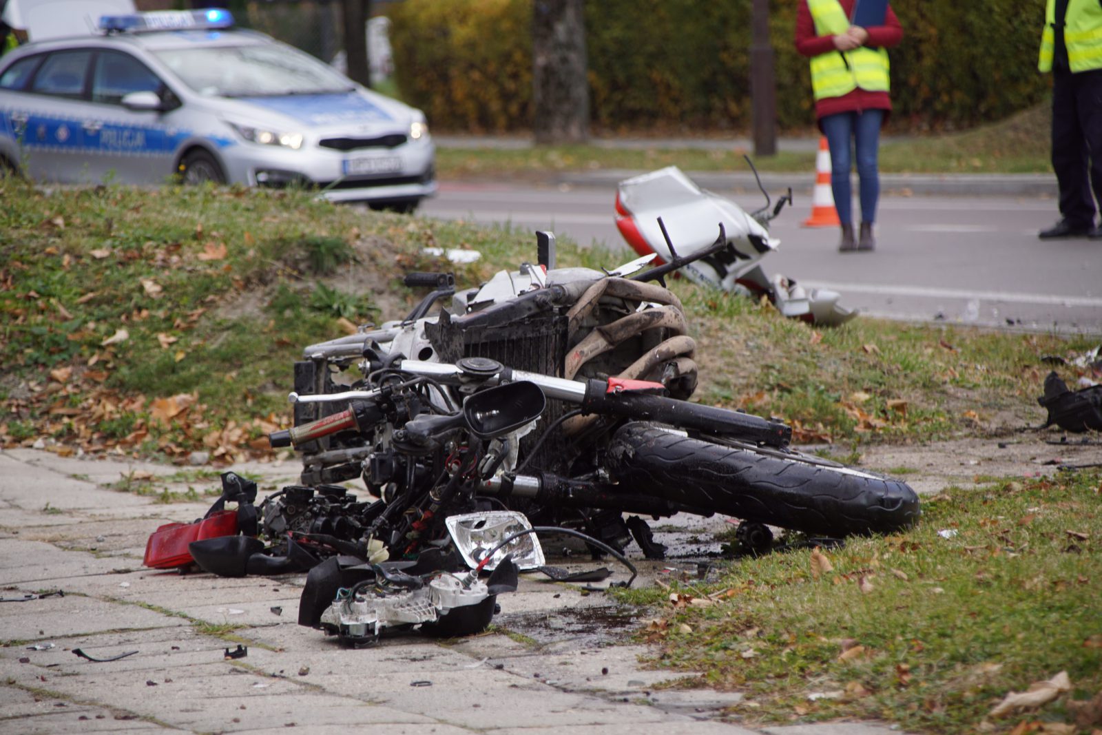 Zderzenie lexusa z motocyklem. Jedna osoba walczy o życie (zdjęcia)