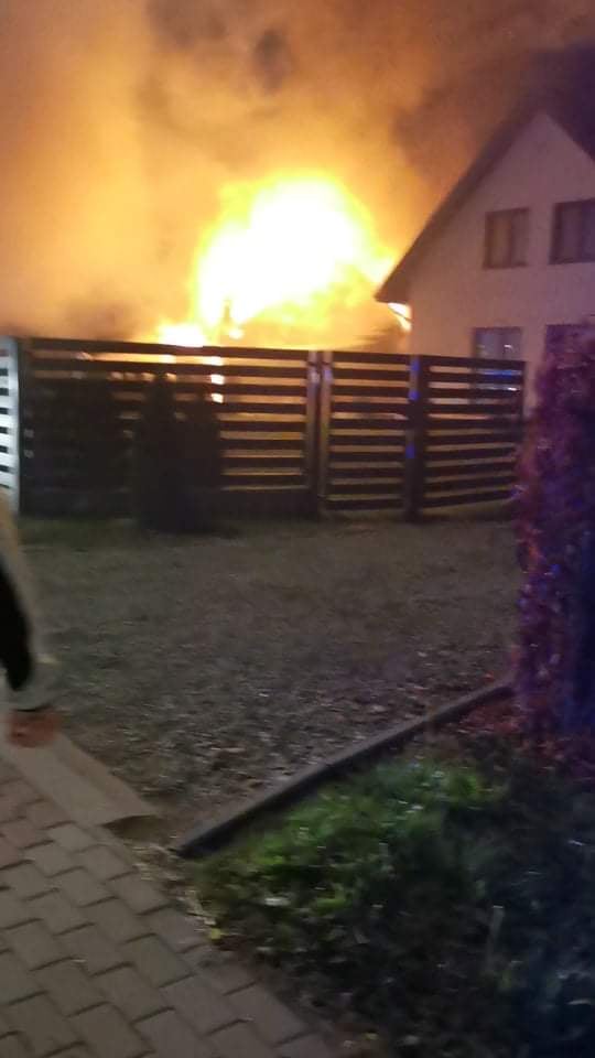 Drewniany budynek mieszkalny stanął w ogniu. Akcja gaśnicza trwała 4 godziny (zdjęcia)