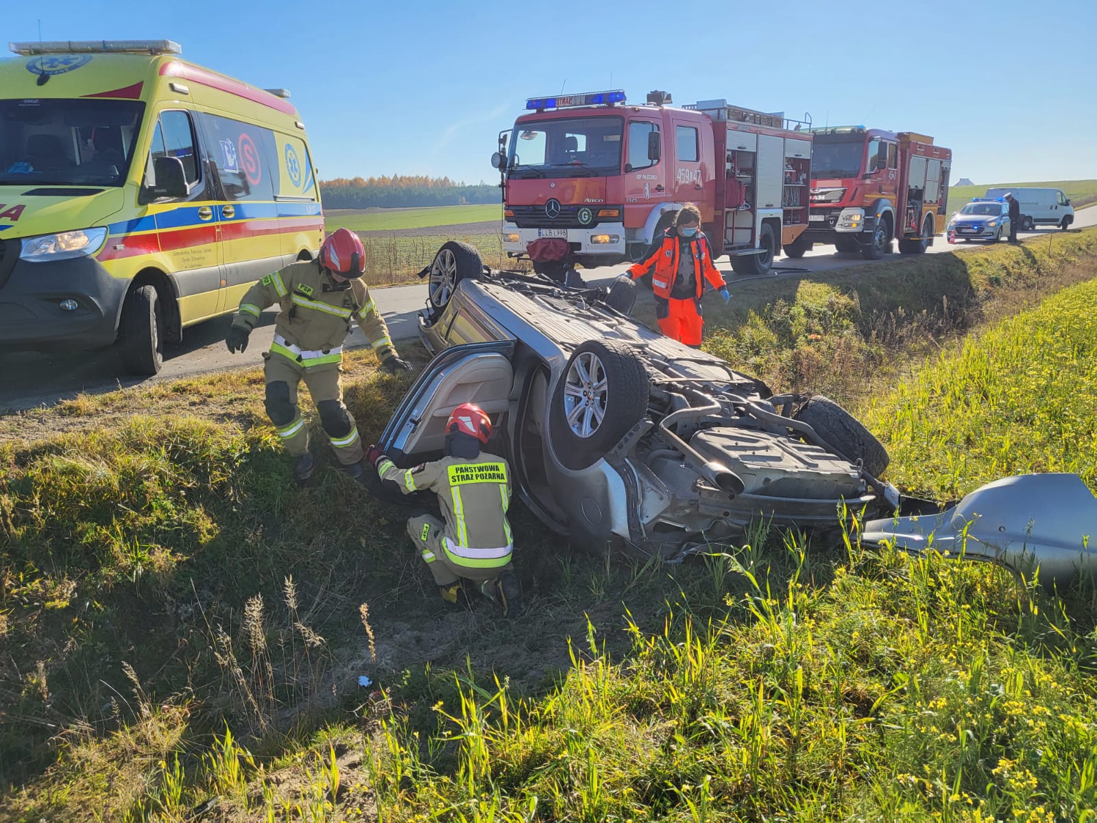 Wypadł jaguarem z drogi i dachował. 25-latek był pijany (zdjęcia)