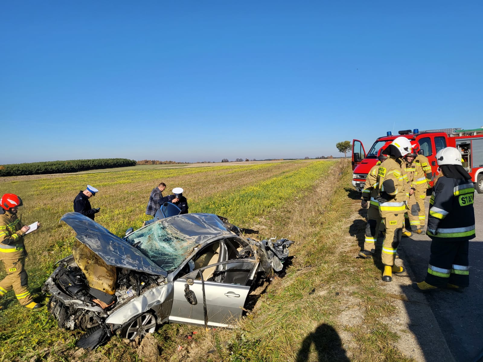 Wypadł jaguarem z drogi i dachował. 25-latek był pijany (zdjęcia)