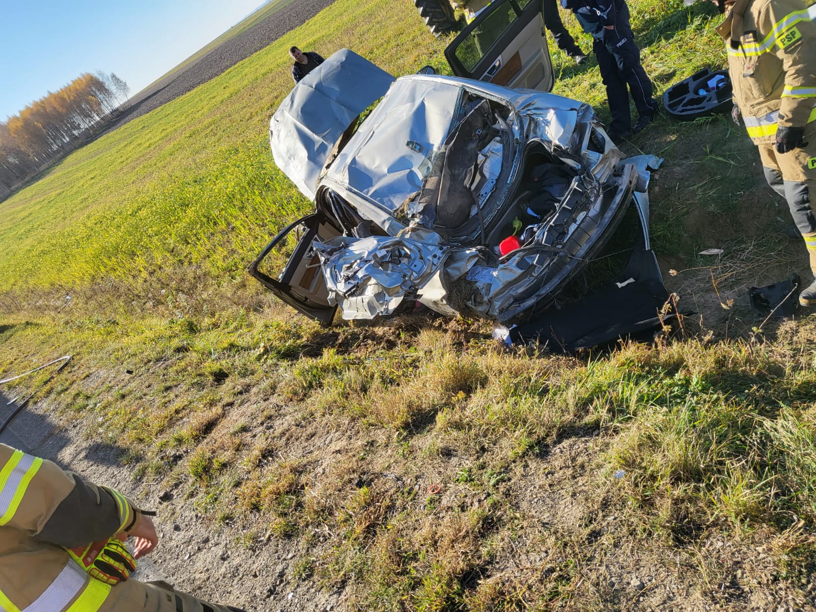 Wypadł jaguarem z drogi i dachował. 25-latek był pijany (zdjęcia)