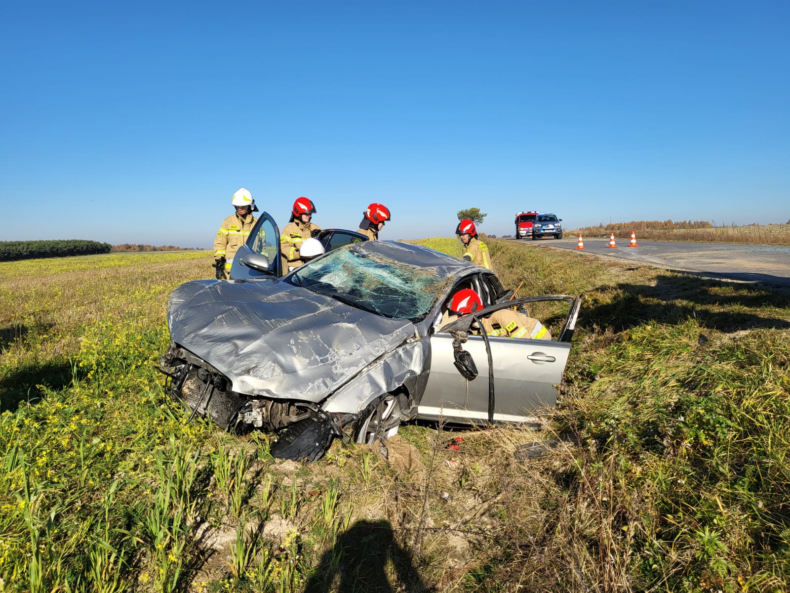 Wypadł jaguarem z drogi i dachował. 25-latek był pijany (zdjęcia)