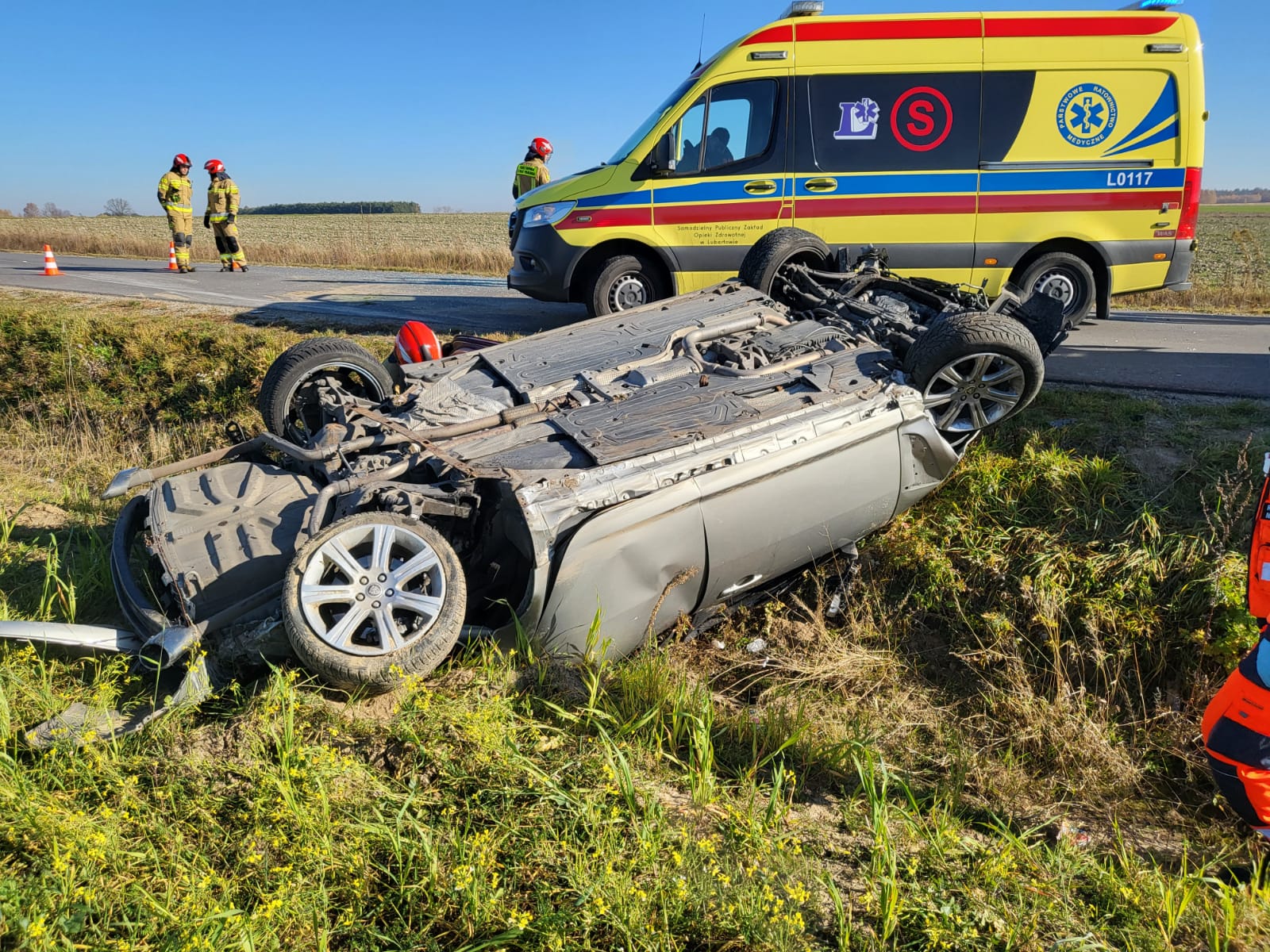 Wypadł jaguarem z drogi i dachował. 25-latek był pijany (zdjęcia)