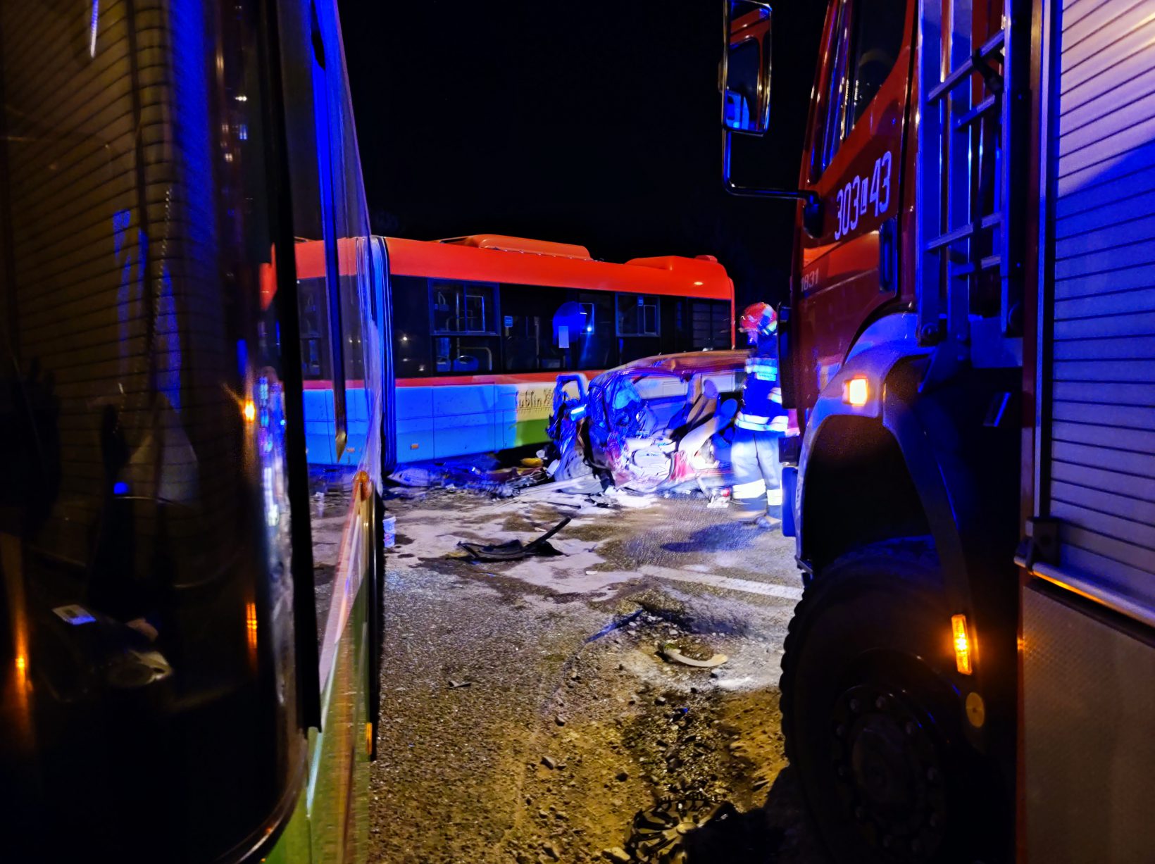 Volkswagen zderzył się z autobusem. Dwie osoby trafiły do szpitala (zdjęcia)