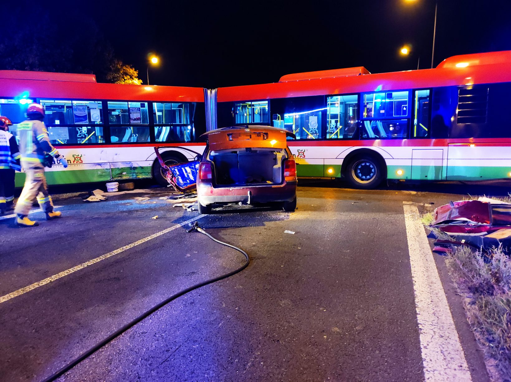 Volkswagen zderzył się z autobusem. Dwie osoby trafiły do szpitala (zdjęcia)