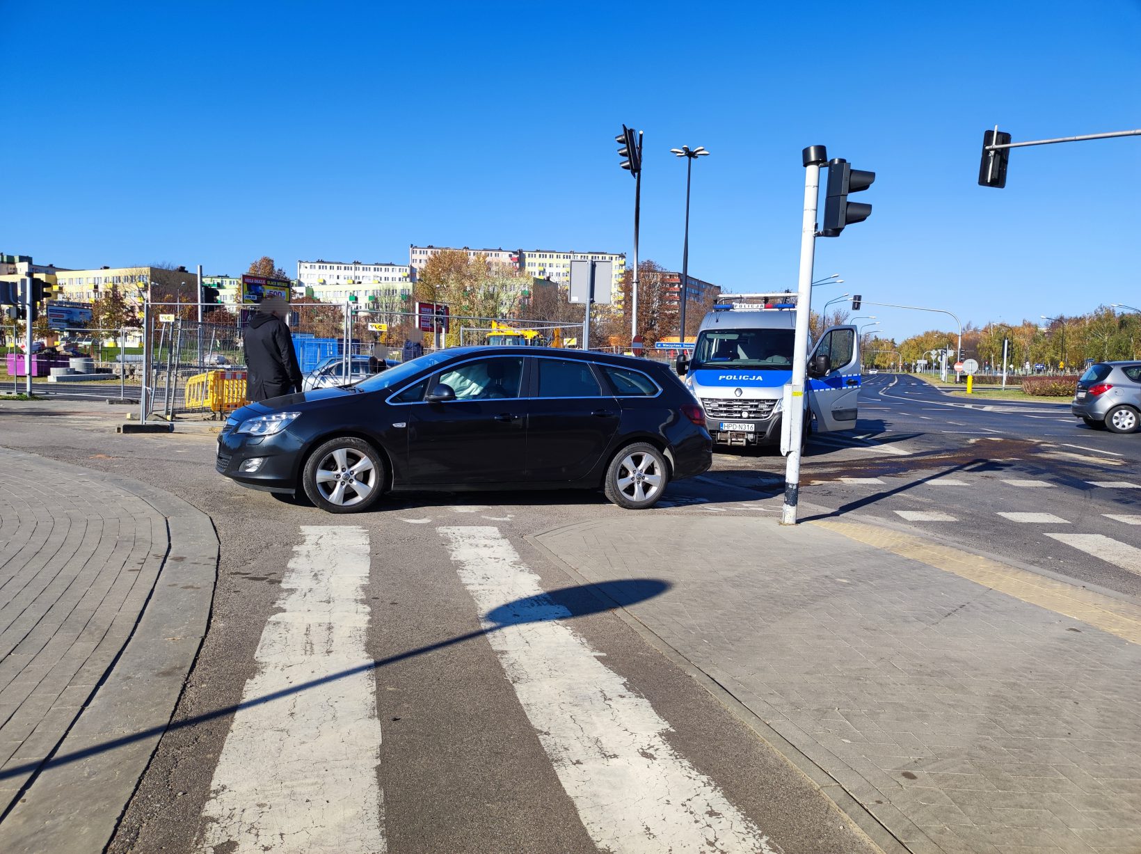 Kolejne zderzenie pojazdów na tym rondzie. Tym razem audi wjechało w opla (zdjęcia)