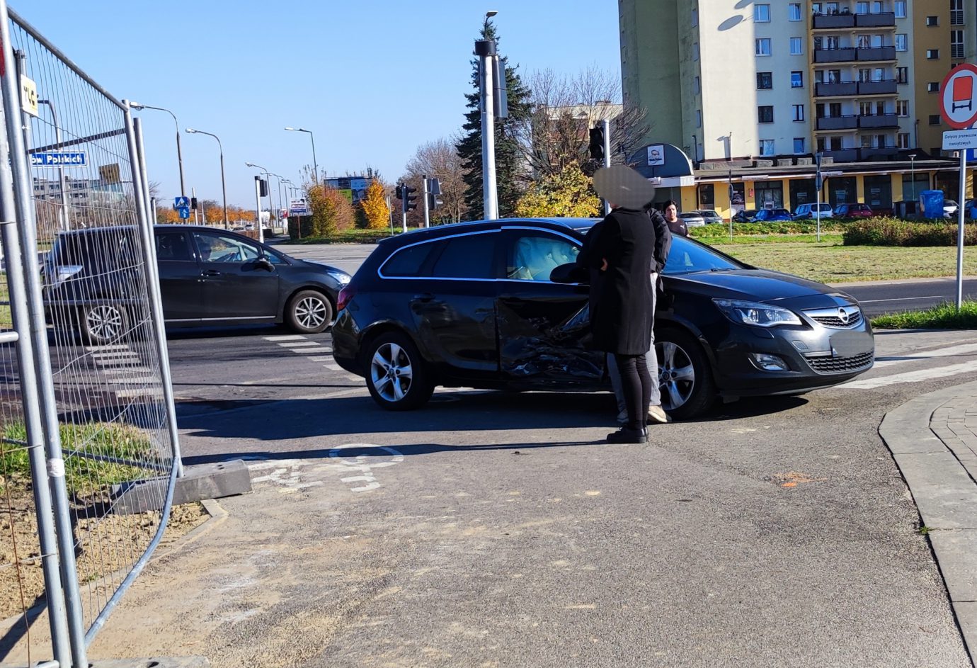 Kolejne zderzenie pojazdów na tym rondzie. Tym razem audi wjechało w opla (zdjęcia)