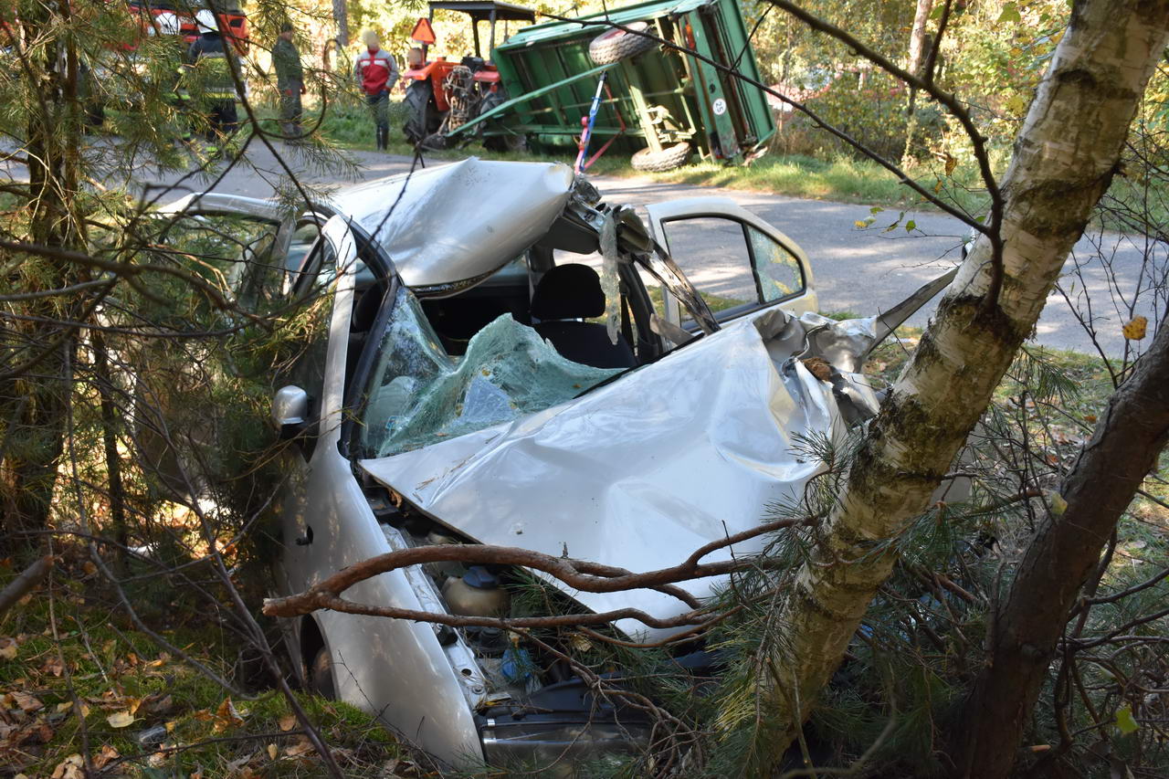 Uderzył volkswagenem w przyczepę ciągnika oraz drzewo. Jedna osoba trafiła do szpitala (zdjęcia)