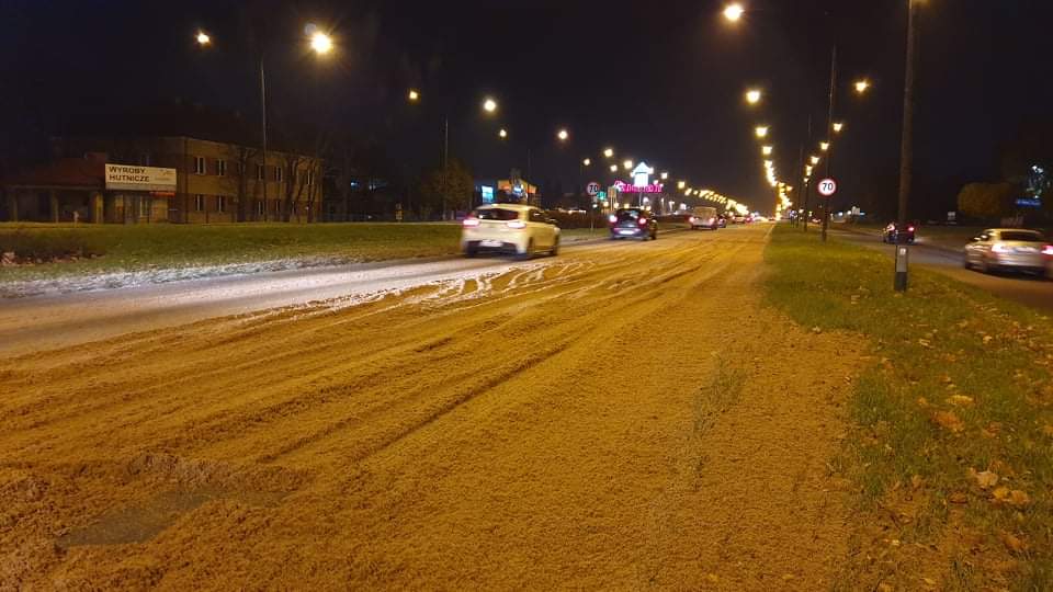 Duże utrudnienia w ruchu na al. Witosa. Z ciężarówki wysypał się słód jęczmienny (wideo, zdjęcia)