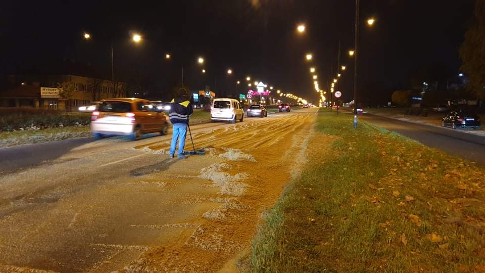 Duże utrudnienia w ruchu na al. Witosa. Z ciężarówki wysypał się słód jęczmienny (wideo, zdjęcia)