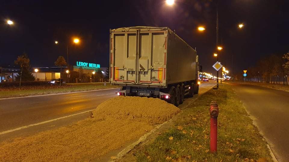 Duże utrudnienia w ruchu na al. Witosa. Z ciężarówki wysypał się słód jęczmienny (wideo, zdjęcia)