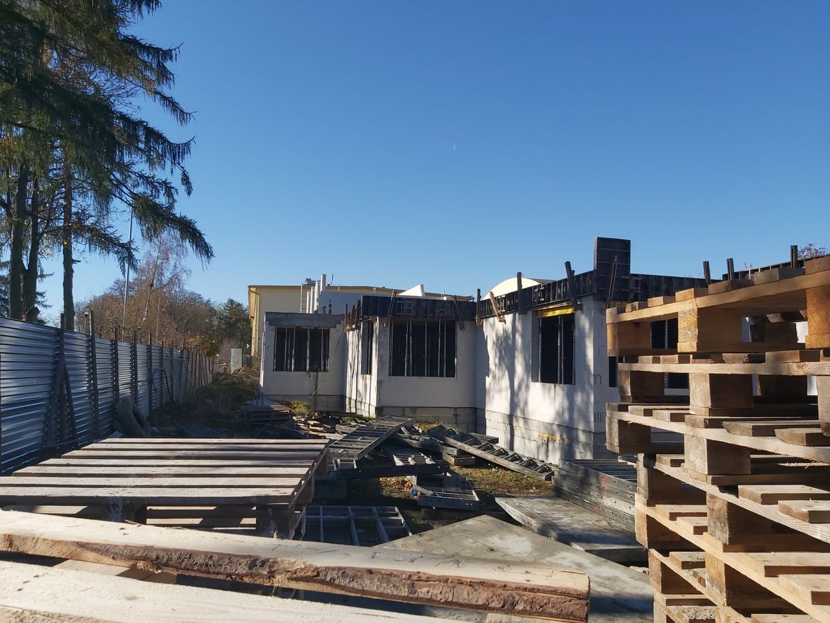 Trwa rozbudowa szkoły na Sławinie. W kolejnej powstaje sala gimnastyczna (zdjęcia)
