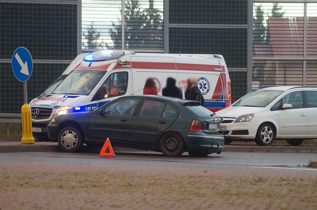 Kia zderzyła się z roverem na wyjeździe z Lublina. Na miejscu pracują ratownicy medyczni i policjanci (zdjęcia)