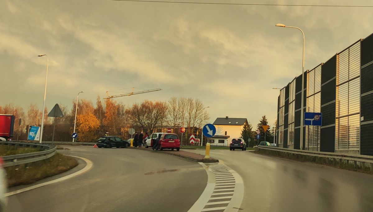 Kia zderzyła się z roverem na wyjeździe z Lublina. Na miejscu pracują ratownicy medyczni i policjanci (zdjęcia)
