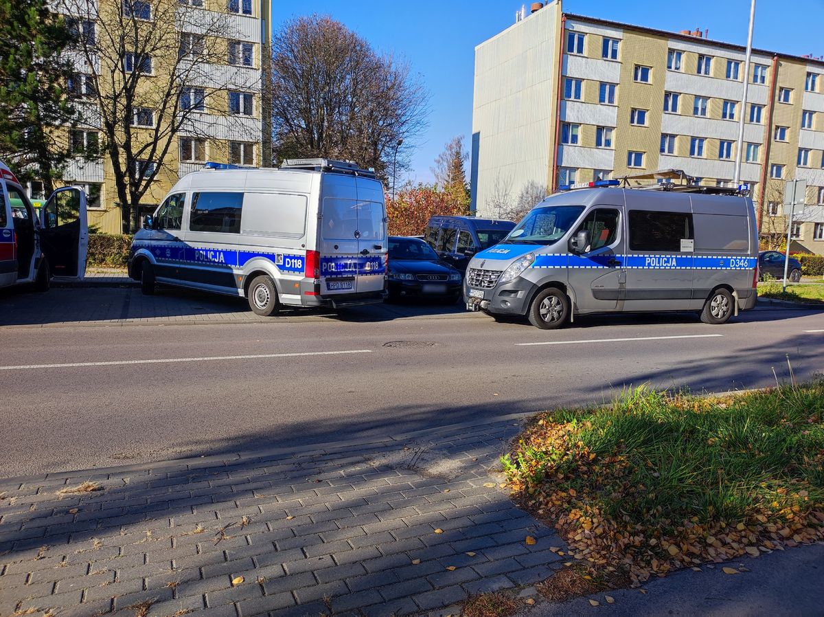 Chodnik pomylił z ulicą, piesi uciekali przed autem. Kierowca trafił do Szpitala Neuropsychiatrycznego (zdjęcia)