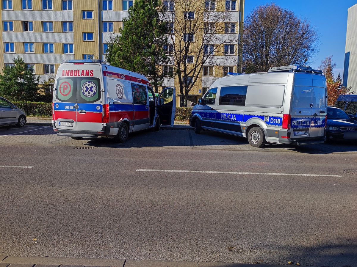 Chodnik pomylił z ulicą, piesi uciekali przed autem. Kierowca trafił do Szpitala Neuropsychiatrycznego (zdjęcia)