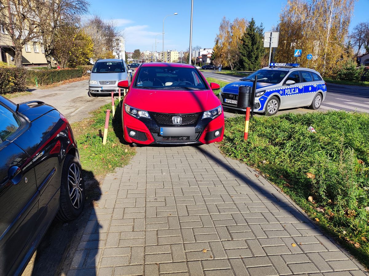 Chodnik pomylił z ulicą, piesi uciekali przed autem. Kierowca trafił do Szpitala Neuropsychiatrycznego (zdjęcia)