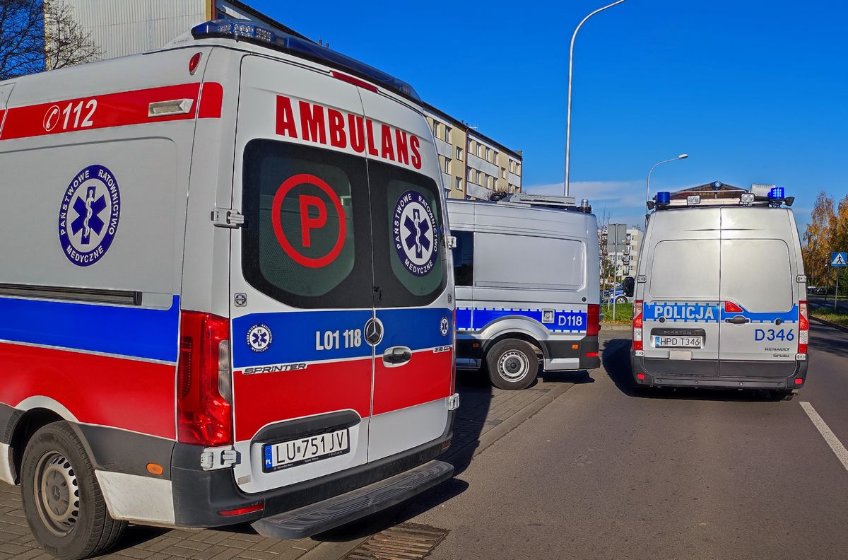 Chodnik pomylił z ulicą, piesi uciekali przed autem. Kierowca trafił do Szpitala Neuropsychiatrycznego (zdjęcia)