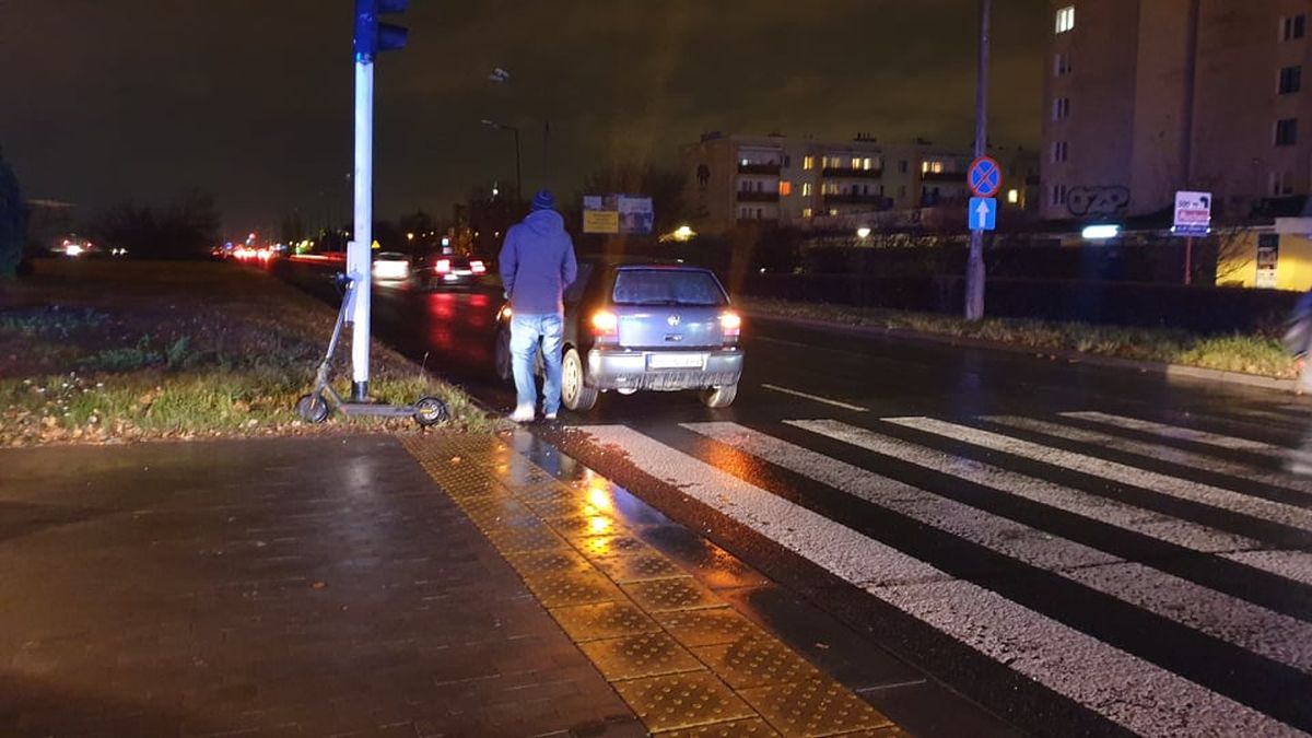Kierowca volkswagena nie zwrócił uwagi, że na dwóch pasach stoją auta. Wjechał w kobietę na hulajnodze (zdjęcia)