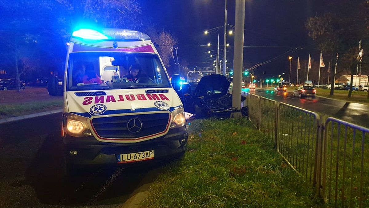 Mercedes wpadł w poślizg i uderzył w latarnię (zdjęcia)