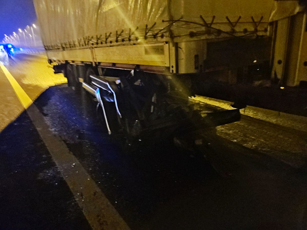 Zamiast skręcić, pojechał prosto. Ciężarówka uderzyła w bariery na obwodnicy Lublina (zdjęcia)
