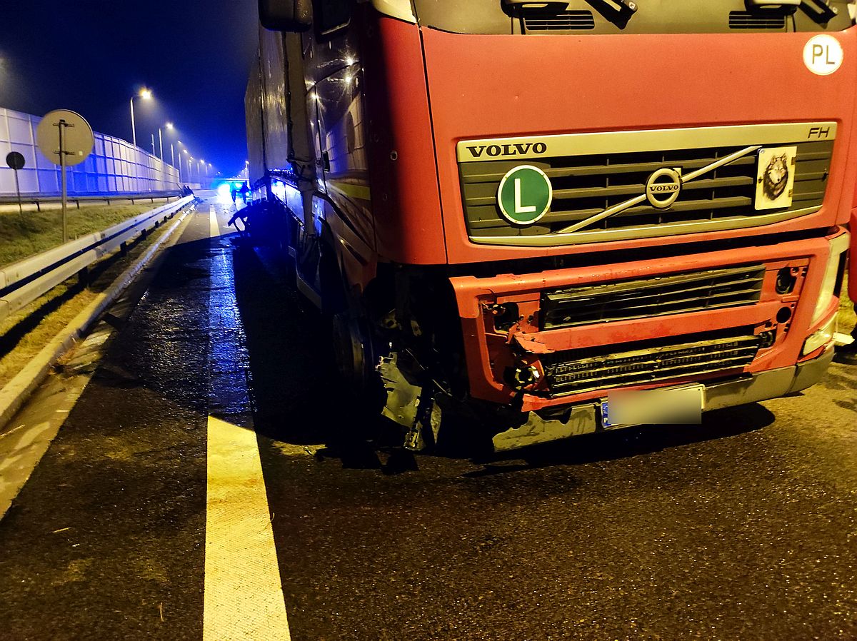 Zamiast skręcić, pojechał prosto. Ciężarówka uderzyła w bariery na obwodnicy Lublina (zdjęcia)