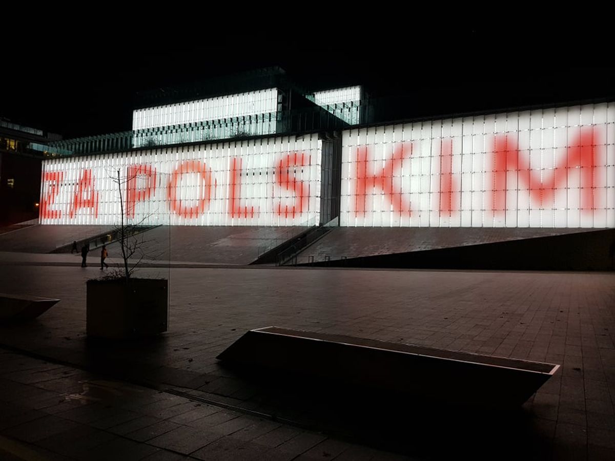 „Murem za polskim mundurem” na fasadzie Centrum Spotkania Kultur (zdjęcia, wideo)