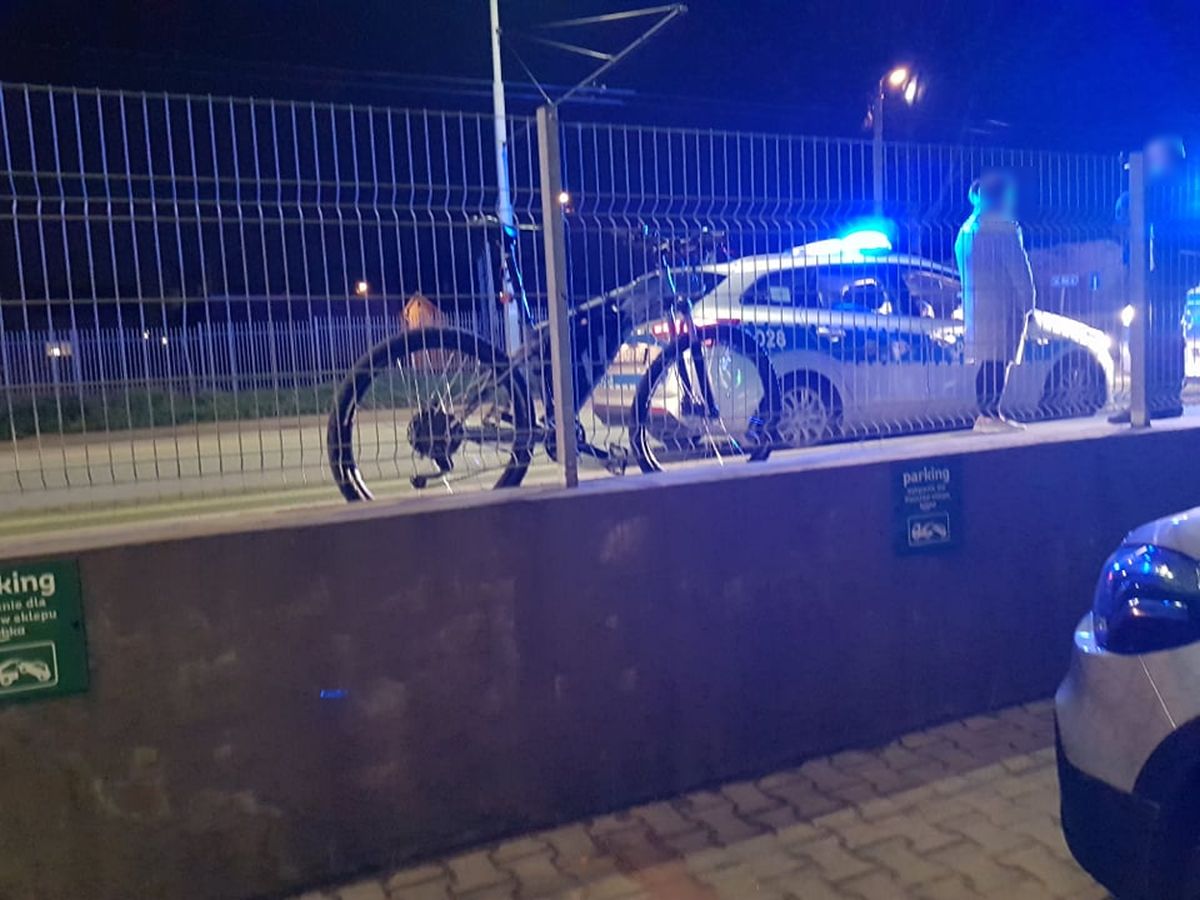 Jadący rowerem dostawca jedzenia został potrącony przez mercedesa (zdjęcia)