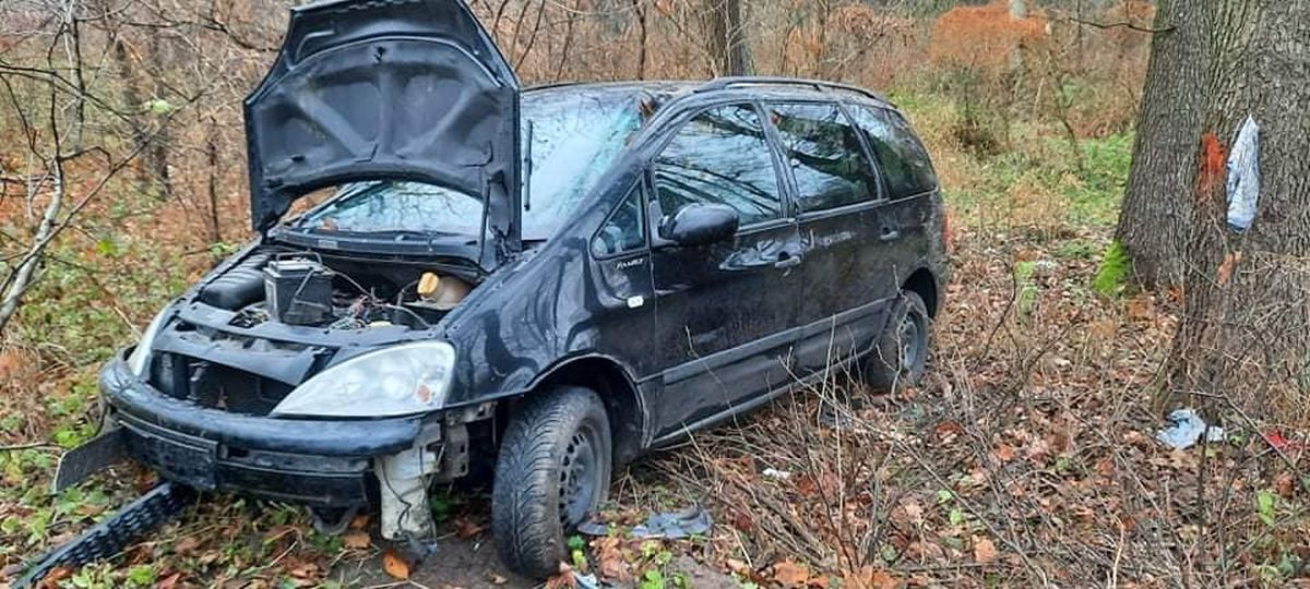 Wezwani do wypadku ratownicy zastali tylko rozbite auto. Kierowca uciekł porzucając pojazd (zdjęcia)