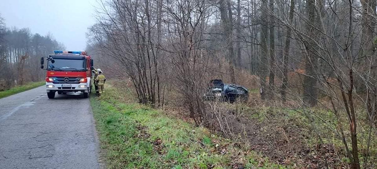 Wezwani do wypadku ratownicy zastali tylko rozbite auto. Kierowca uciekł porzucając pojazd (zdjęcia)