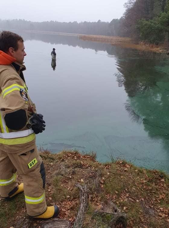 Zielona maź w jeziorze. Substancję usiłują usunąć strażacy, policjanci ustalają, kto zanieczyścił wodę (zdjęcia)