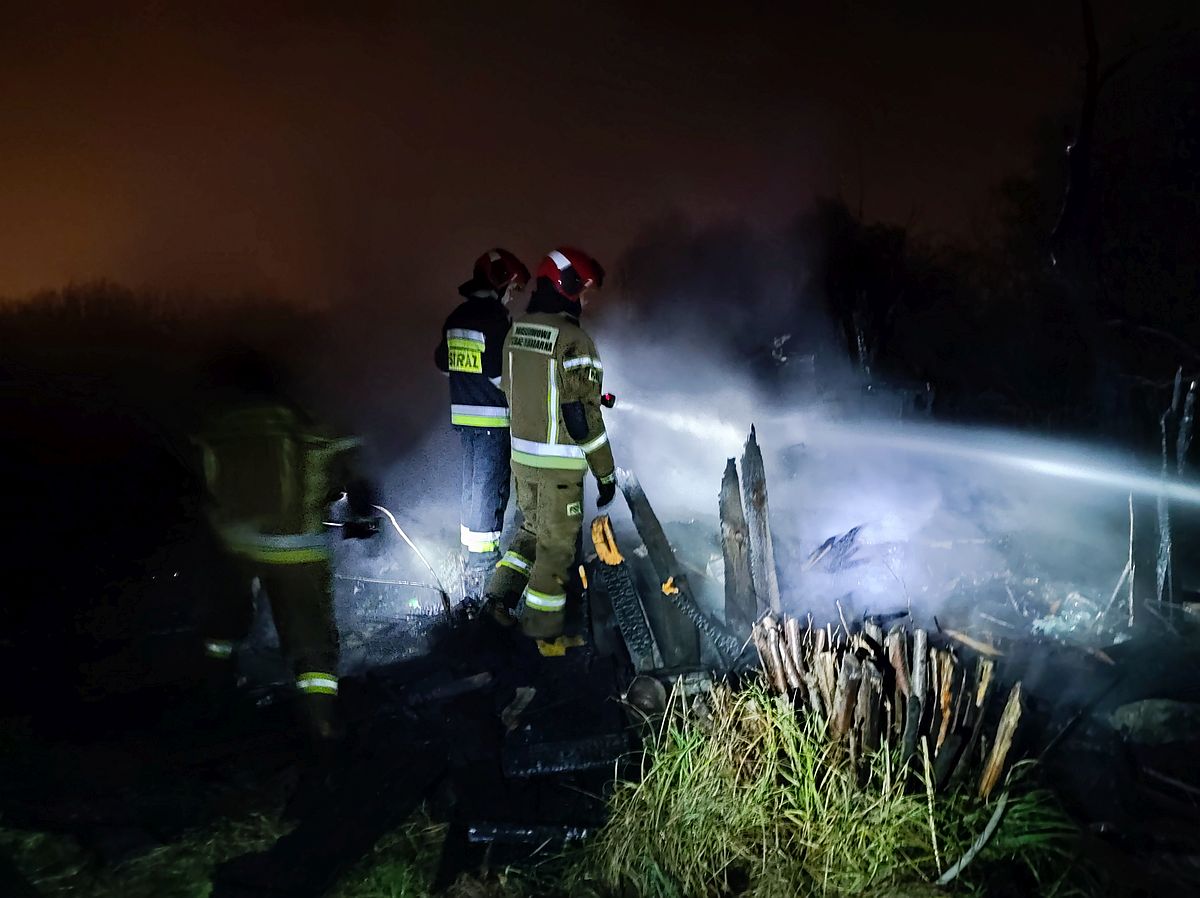 Altanka na działkach stanęła w płomieniach. Budynek spłonął doszczętnie (zdjęcia)