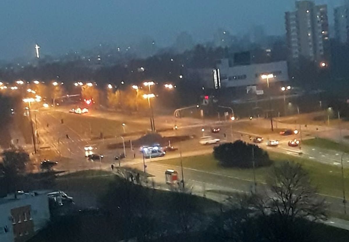Na rondzie, gdzie wyłączyli światła, znów zderzyły się dwa auta. Tym razem BMW z oplem (zdjęcia)