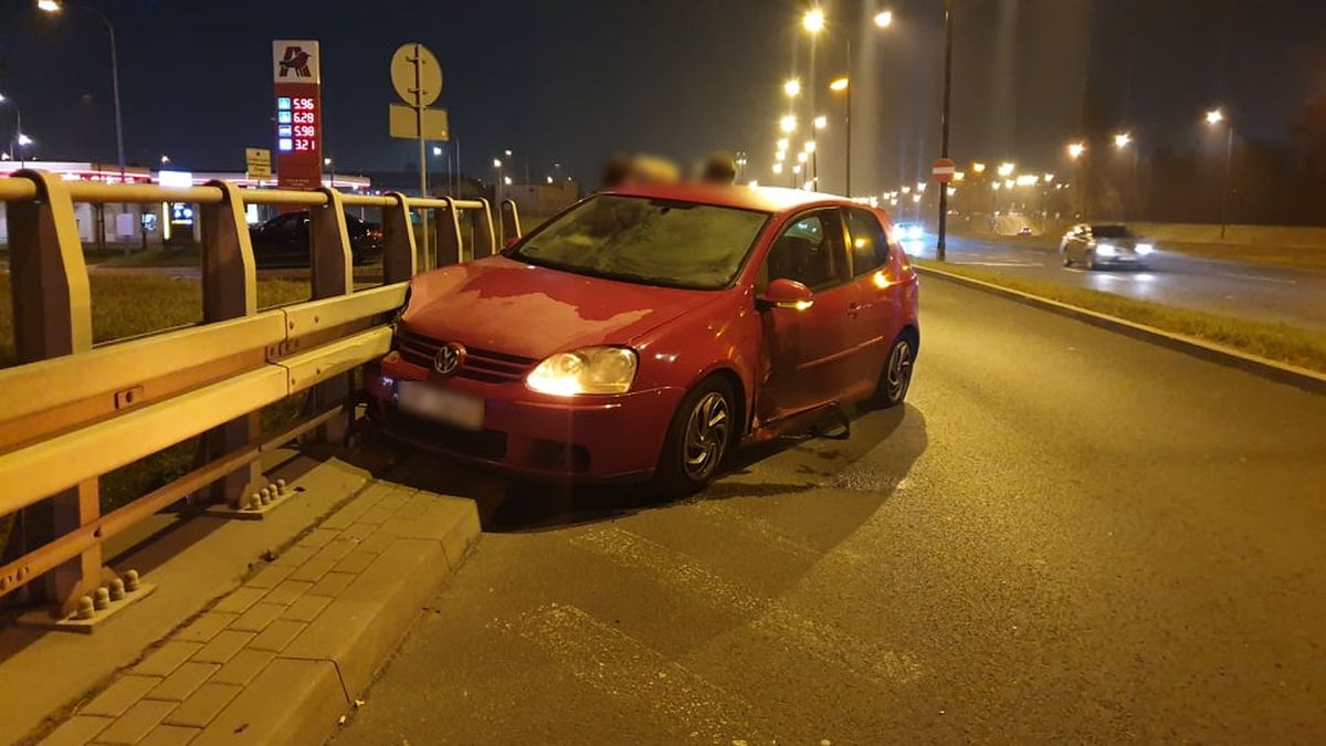 Zderzenie volkswagena z lexusem przed galerią handlową. Jedno z aut uderzyło jeszcze w bariery (zdjęcia)