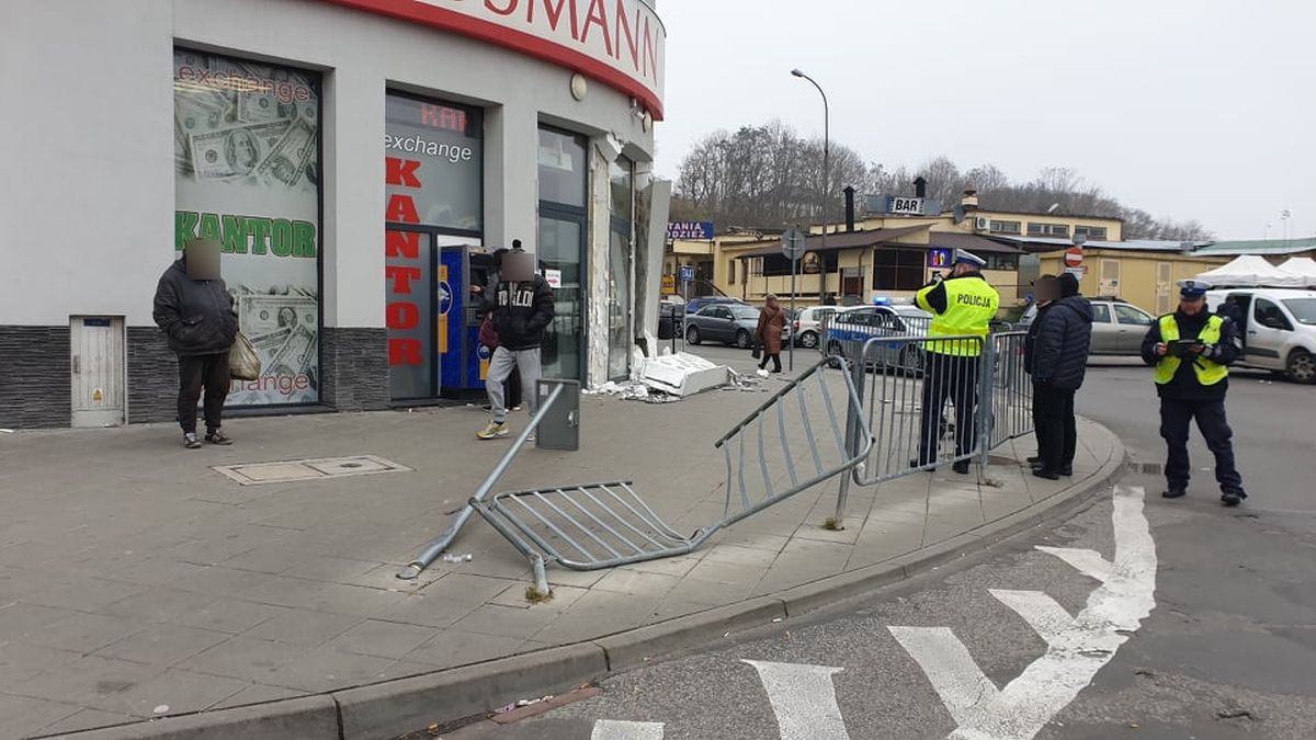 80-latek pomylił biegi. Volvo staranowało barierki i uderzyło w budynek Rossmanna (zdjęcia)