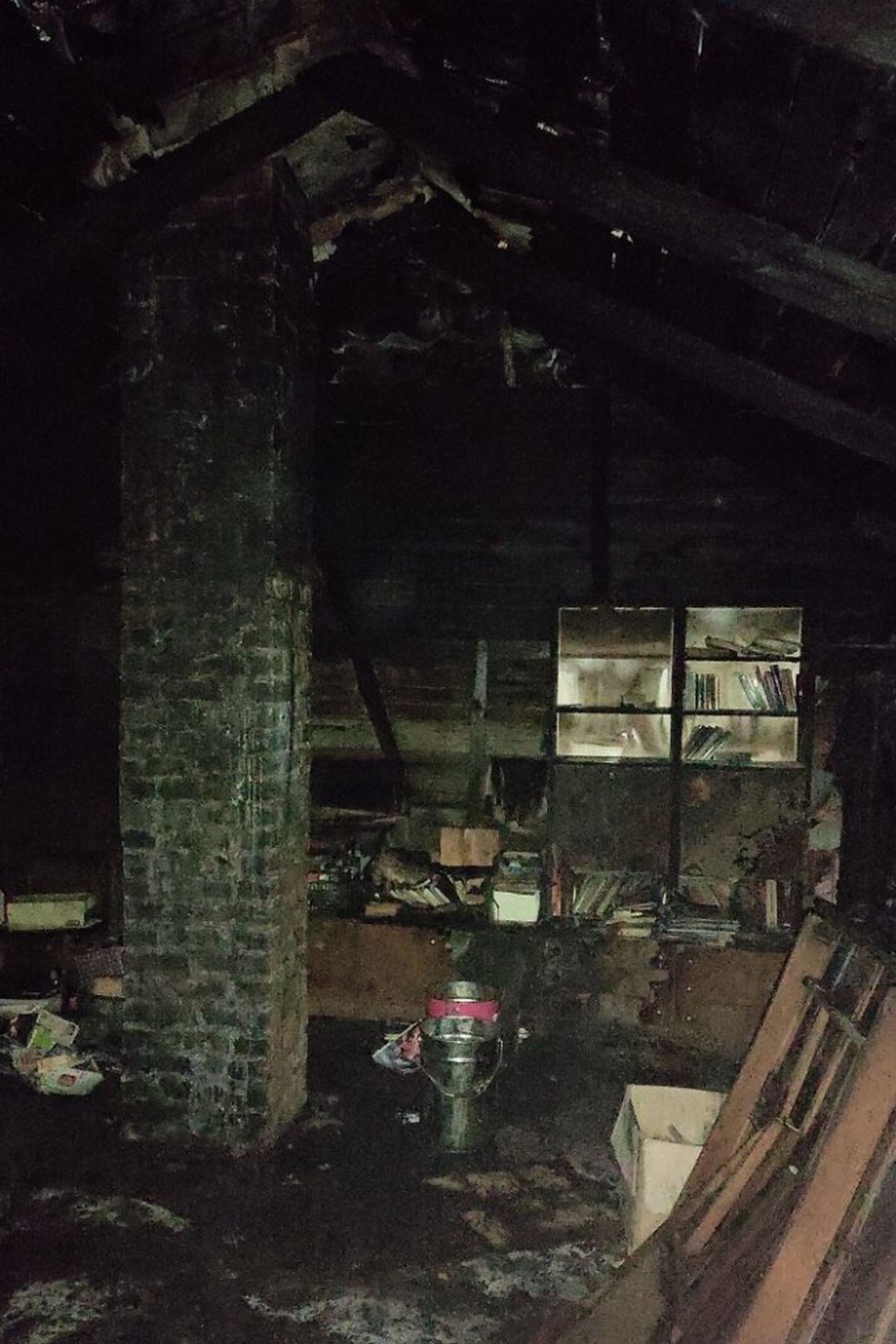 Zapaliły się sadze w kominie. Po chwili płonęło już poddasze domu (zdjęcia)
