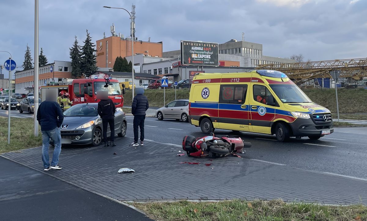 Zderzenie auta ze skuterem. Jedna osoba została poszkodowana (zdjęcia)