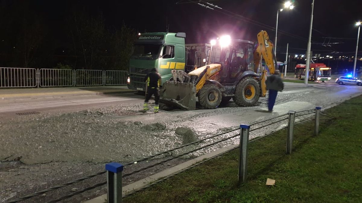 Nieprzejezdny jest wiadukt w ciągu ul. Grygowej. Trwa uprzątanie nawierzchni (zdjęcia)