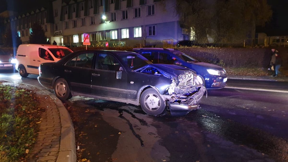 Nawet nie zwolnił. Mercedes staranował stojące przed skrzyżowaniem auta (zdjęcia)