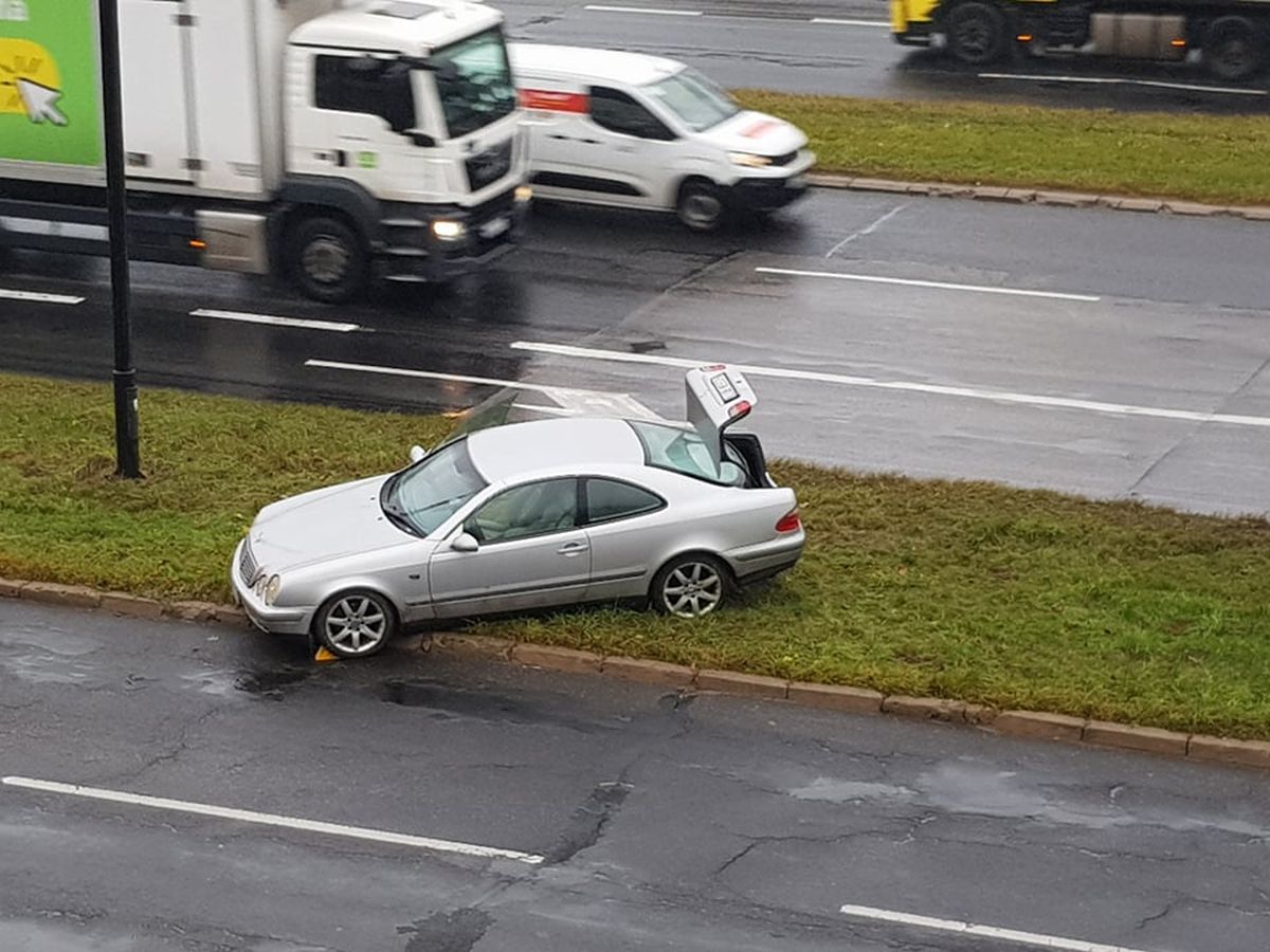 Na łuku jezdni straciła panowanie nad pojazdem. Mercedes zaczepił o opla i zatrzymał się po drugiej stronie ulicy (zdjęcia)