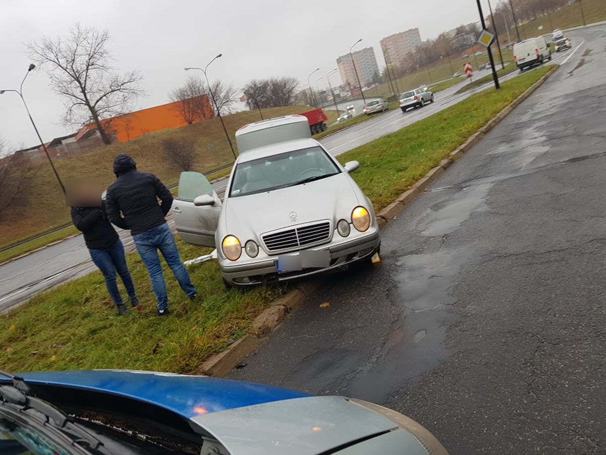 Na łuku jezdni straciła panowanie nad pojazdem. Mercedes zaczepił o opla i zatrzymał się po drugiej stronie ulicy (zdjęcia)