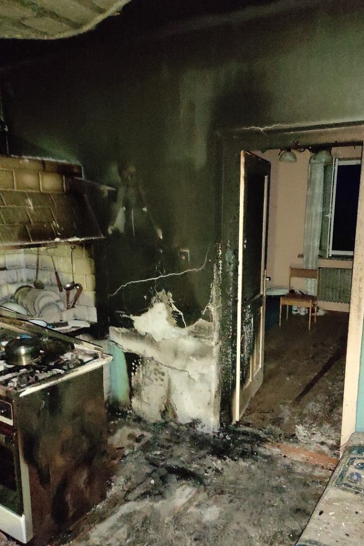 Kuchnia stanęła w płomieniach. Przebywająca w domu osoba zdążyła uciec na zewnątrz (zdjęcia)