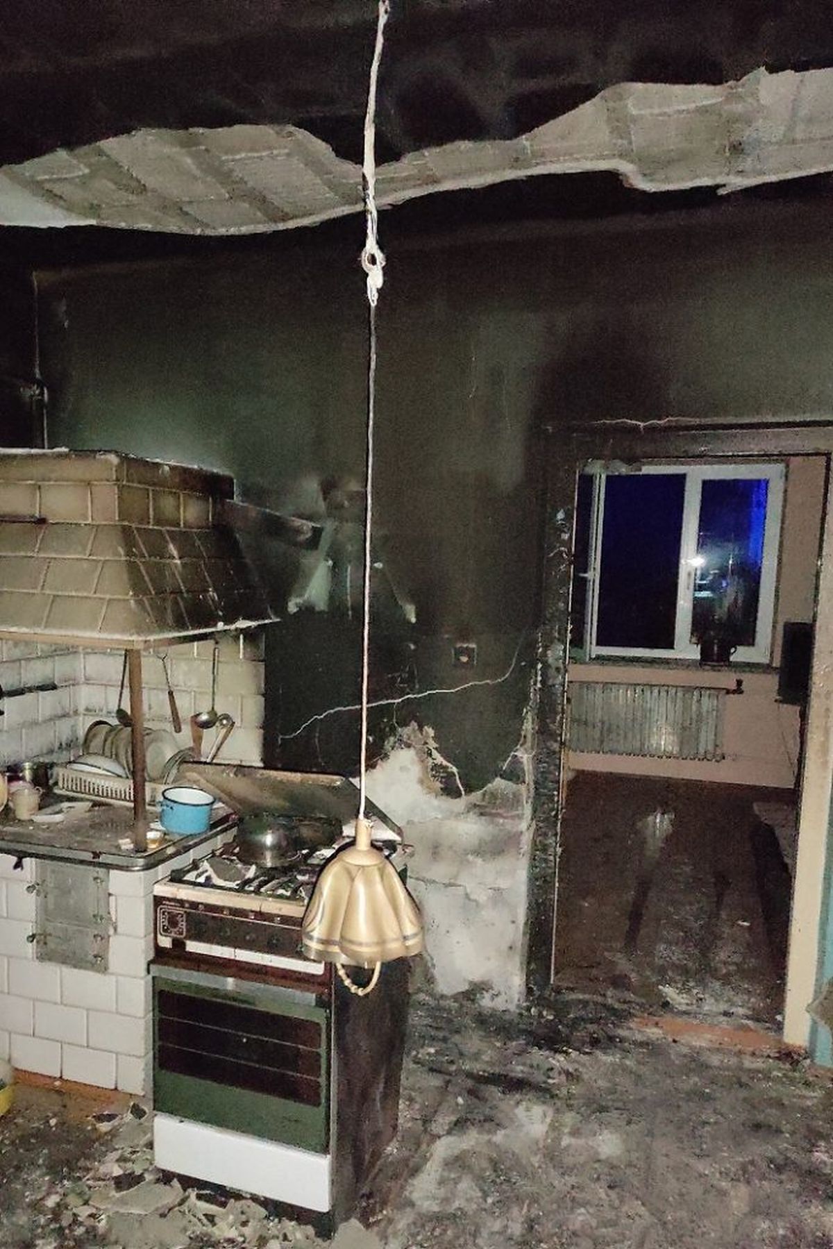 Kuchnia stanęła w płomieniach. Przebywająca w domu osoba zdążyła uciec na zewnątrz (zdjęcia)