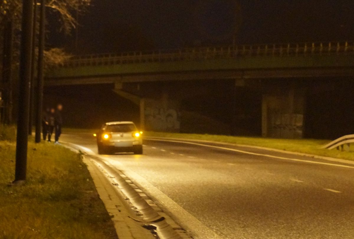 Volkswagen uderzył w bariery. Pasażerowie uciekli pieszo, kierowca odjechał rozbitym autem pod prąd (zdjęcia)