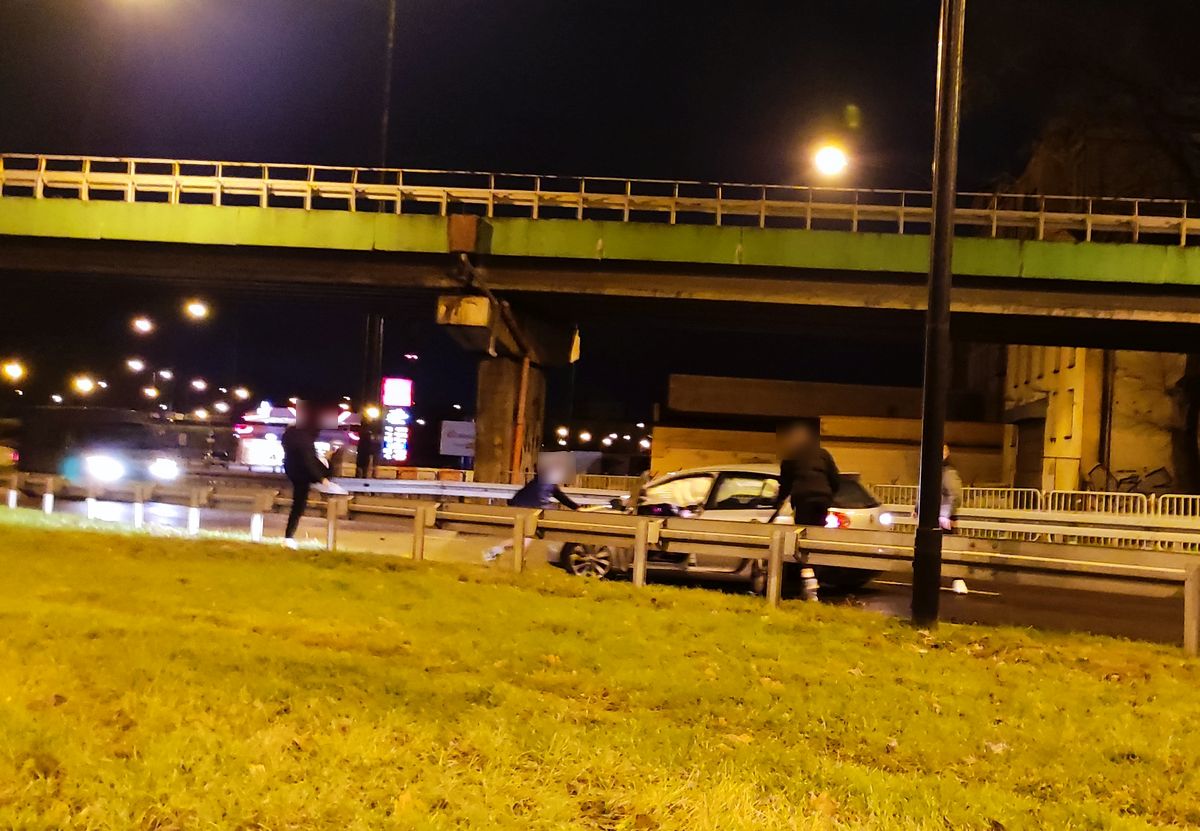 Volkswagen uderzył w bariery. Pasażerowie uciekli pieszo, kierowca odjechał rozbitym autem pod prąd (zdjęcia)
