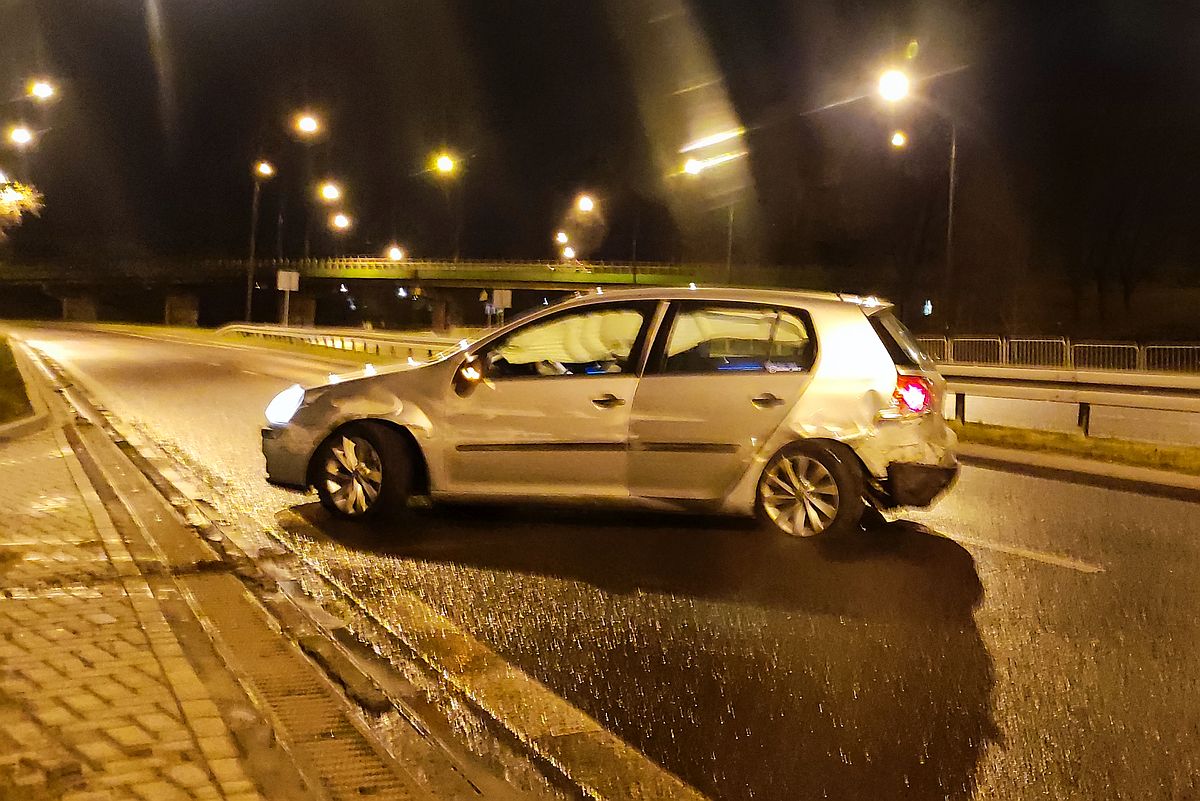 Volkswagen uderzył w bariery. Pasażerowie uciekli pieszo, kierowca odjechał rozbitym autem pod prąd (zdjęcia)