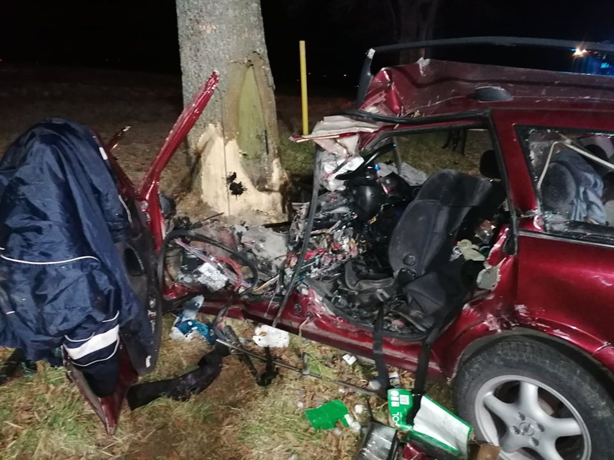 Opel wypadł z drogi i wbił się w drzewo. Młody mężczyzna zginął na miejscu (zdjęcia)