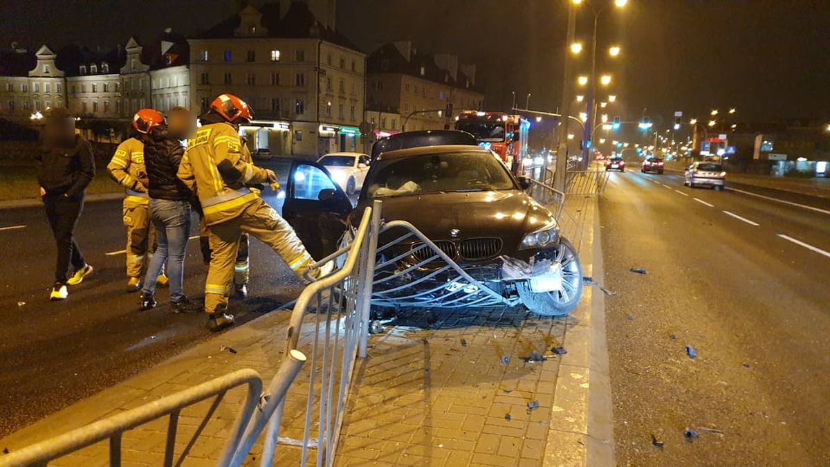 Włączał się do ruchu, od razu wjechał na lewy pas jezdni. Doprowadził do zderzenia pojazdów (zdjęcia)