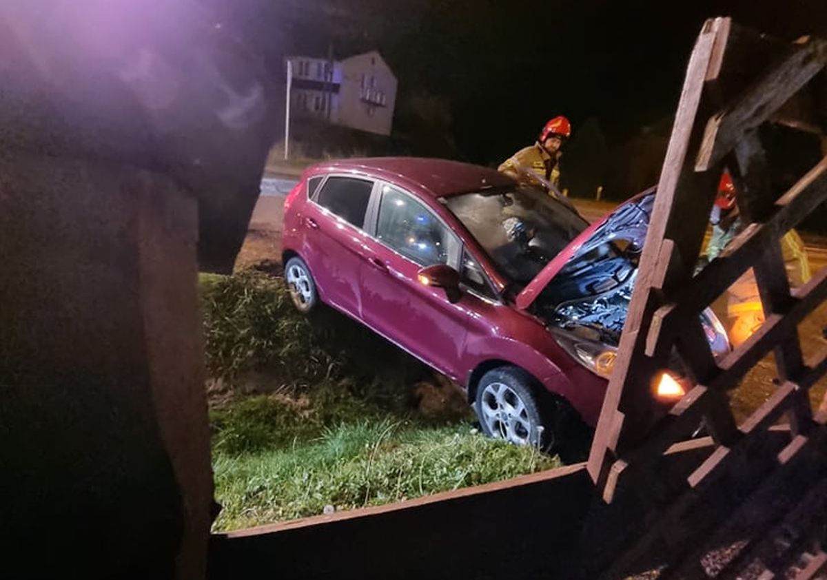 Nie trafiła we wjazd na stację paliw. Ford uderzył w przepust (zdjęcia)